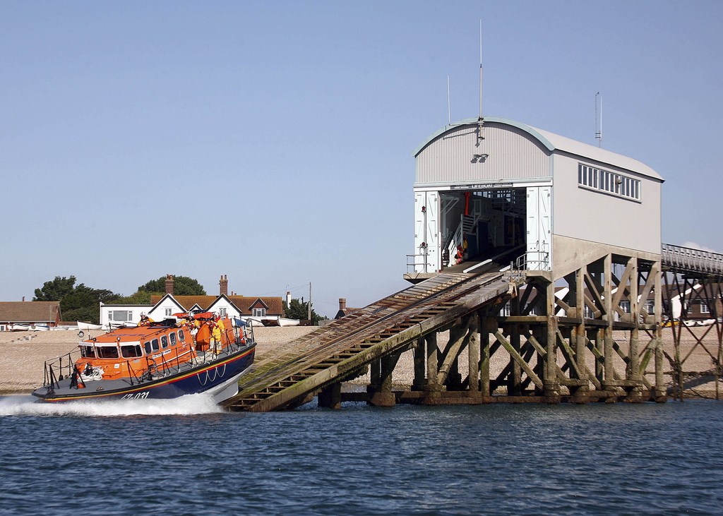 selsey-rnli-launch-credit-rnli-nicholas-leach-print