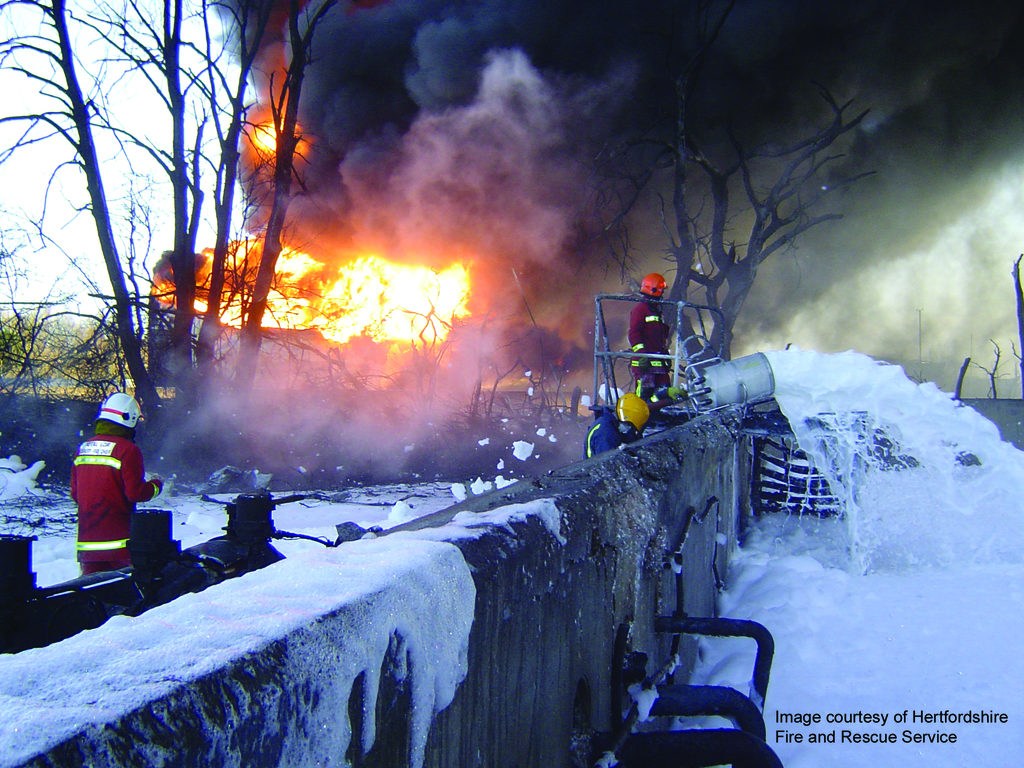 buncefield fire fighting courtesy of hertfordshire fire & rescue service (1)