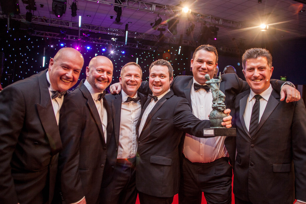 innovation award - jon cooper of bnp paribas and winner simon brown and ...