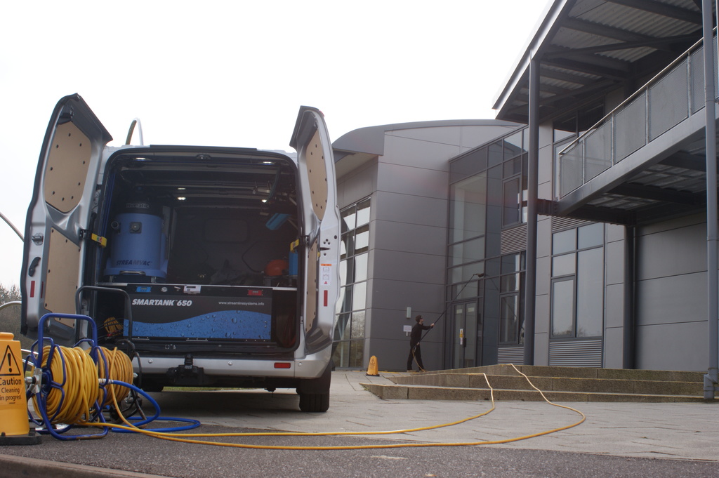 Safely cleaning at height – Stand C10